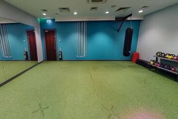 استراحتگاه Village Hotel Wirral