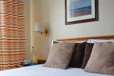 The Riviera Hotel & Apartments Alum Chine