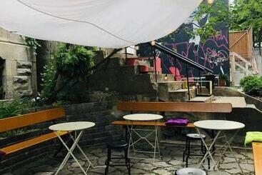 בית מלון כפרי Ambrose House & Cafe   Self Check In Guesthouse