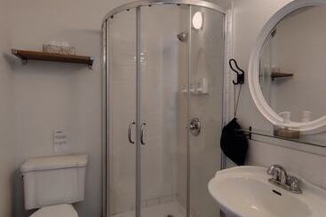 בית מלון כפרי Ambrose House & Cafe   Self Check In Guesthouse