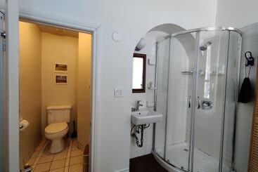 בית מלון כפרי Ambrose House & Cafe   Self Check In Guesthouse