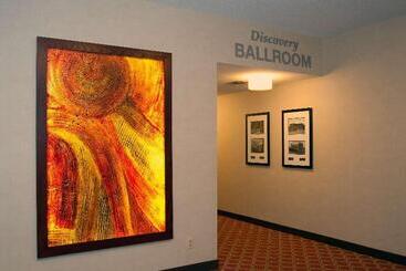 هتل Best Western Premier Denham Inn & Suites