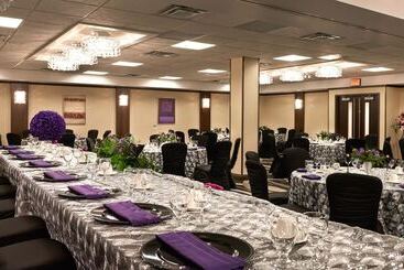 هتل Best Western Premier Denham Inn & Suites