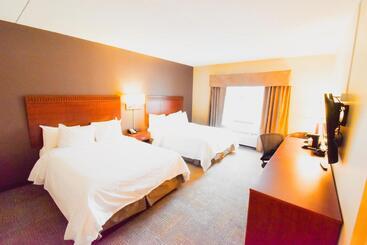 هتل Canad Inns Destination Centre Garden City