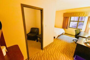 هتل Canad Inns Destination Centre Garden City