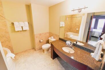 هتل Canad Inns Destination Centre Garden City