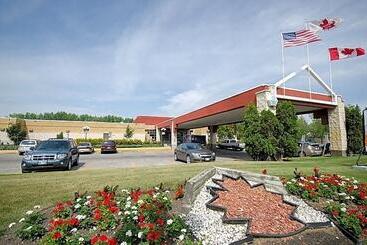 هتل Canad Inns Destination Centre Garden City