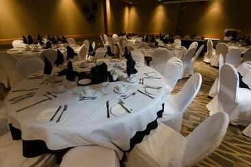 هتل Canad Inns Destination Centre Windsor Park