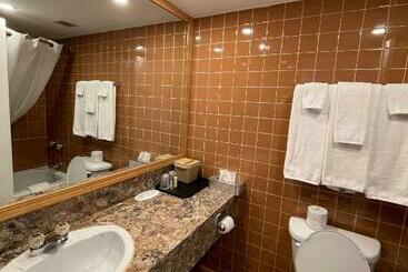هتل Travelodge By Wyndham Winnipeg Airport