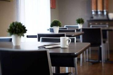 هتل Comfort Inn Airport East