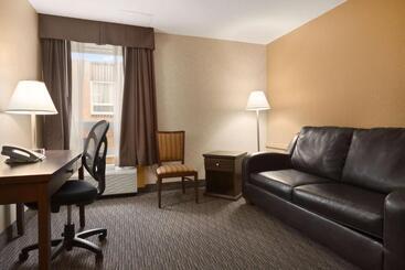 هتل Days Inn By Wyndham Estevan