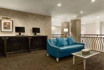 هتل Days Inn & Suites By Wyndham Brandon