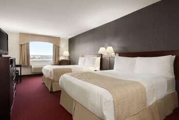 هتل Days Inn & Suites By Wyndham Brandon