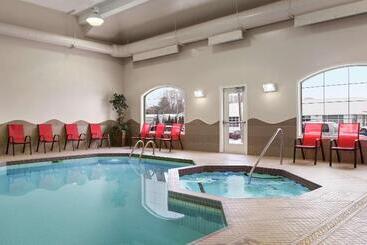 هتل Days Inn & Suites By Wyndham Brandon