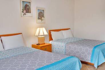هتل Diplomat Inn