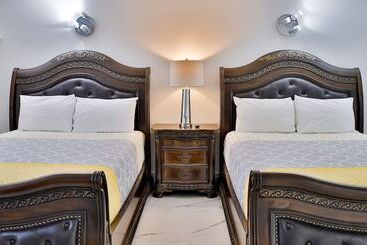 هتل Diplomat Inn