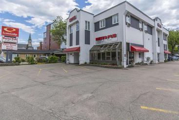 هتل Econo Lodge La Malbaie