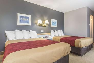 هتل Econo Lodge La Malbaie