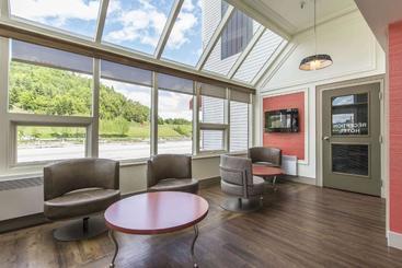 هتل Econo Lodge La Malbaie