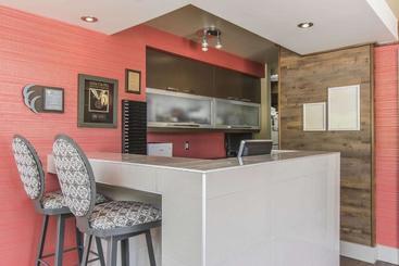 هتل Econo Lodge La Malbaie