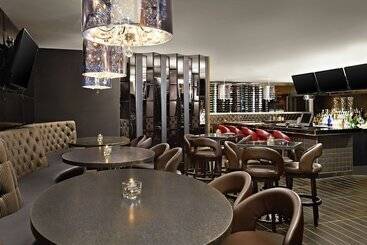 Four Points By Sheraton Hotel & Suites Calgary West