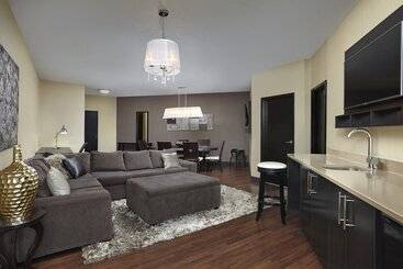 Four Points By Sheraton Hotel & Suites Calgary West