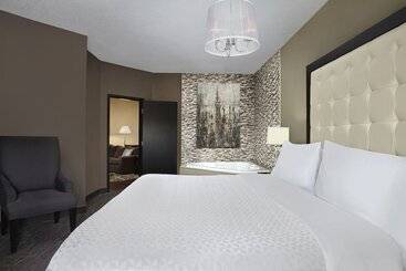 Four Points By Sheraton Hotel & Suites Calgary West
