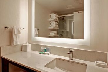هتل Hampton Inn & Suites By Hilton Calgary Airport