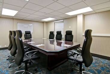 هتل Hampton Inn & Suites By Hilton Calgary Airport