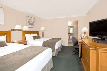هتل Howard Johnson By Wyndham Downtown Kamloops