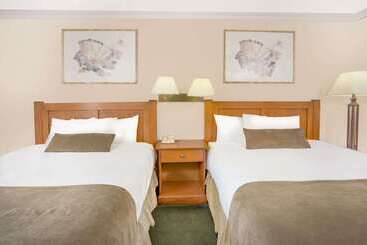 هتل Howard Johnson By Wyndham Downtown Kamloops