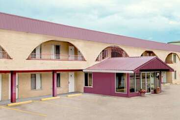 هتل Howard Johnson By Wyndham Downtown Kamloops