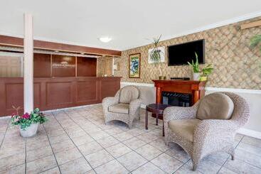 هتل Howard Johnson By Wyndham Downtown Kamloops
