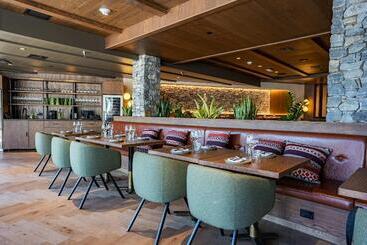 هتل Mtn House By Basecamp