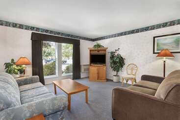 هتل Super 8 By Wyndham West Kelowna Bc