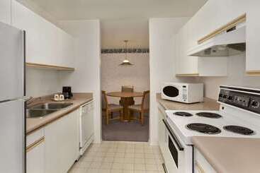 هتل Super 8 By Wyndham West Kelowna Bc