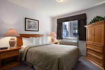 هتل Super 8 By Wyndham West Kelowna Bc