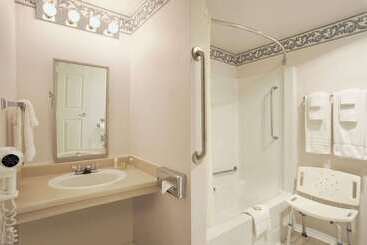هتل Super 8 By Wyndham West Kelowna Bc