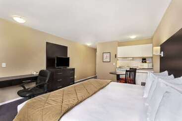 هتل Super 8 By Wyndham West Kelowna Bc