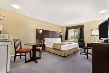 هتل Super 8 By Wyndham West Kelowna Bc
