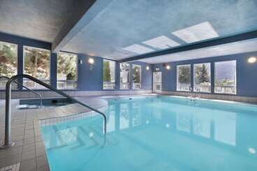هتل Super 8 By Wyndham West Kelowna Bc
