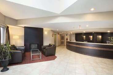 هتل Super 8 By Wyndham West Kelowna Bc