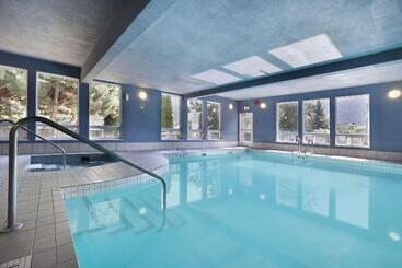 هتل Super 8 By Wyndham West Kelowna Bc