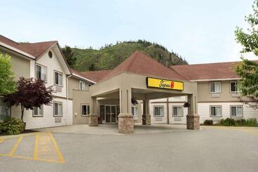 هتل Super 8 By Wyndham West Kelowna Bc