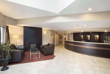 هتل Super 8 By Wyndham West Kelowna Bc