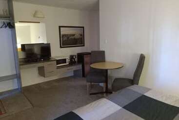 مُتل Cardston Inn