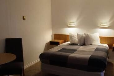 مُتل Cardston Inn