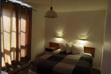 مُتل Cardston Inn