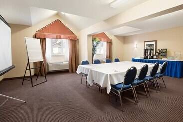 هتل Canmore Inn & Suites