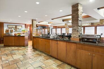 هتل Canmore Inn & Suites